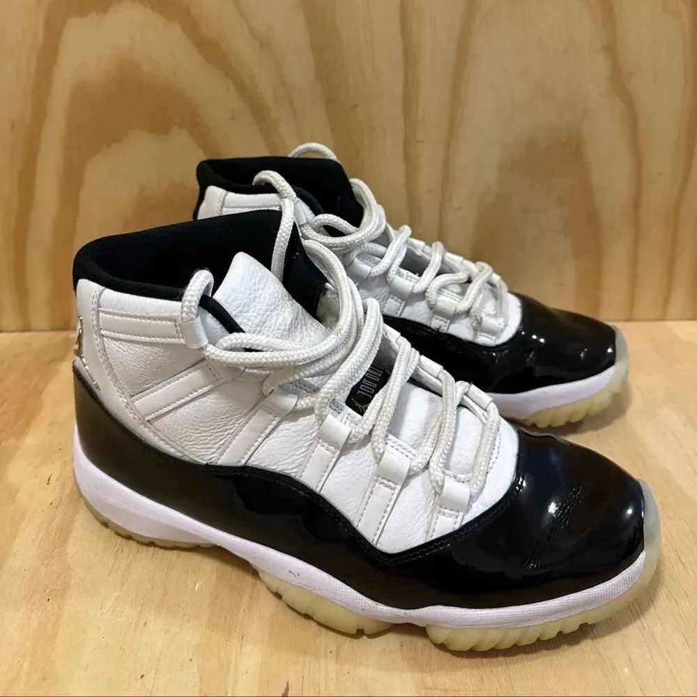 Nike Air Jordan 11 Retro Concord 2018 Size 9.5 378037-100 Black White Purple XI
